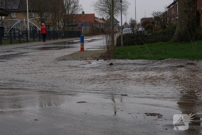 Straat komt onderwater te staan door lekkage
