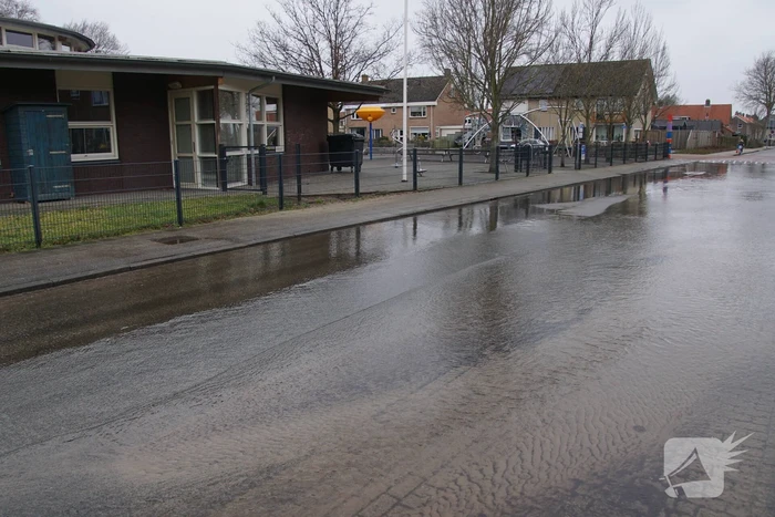 Straat komt onderwater te staan door lekkage