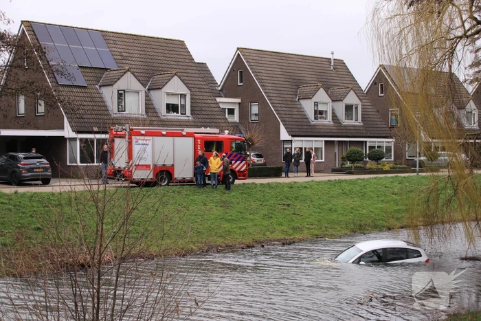 Personenauto belandt in water