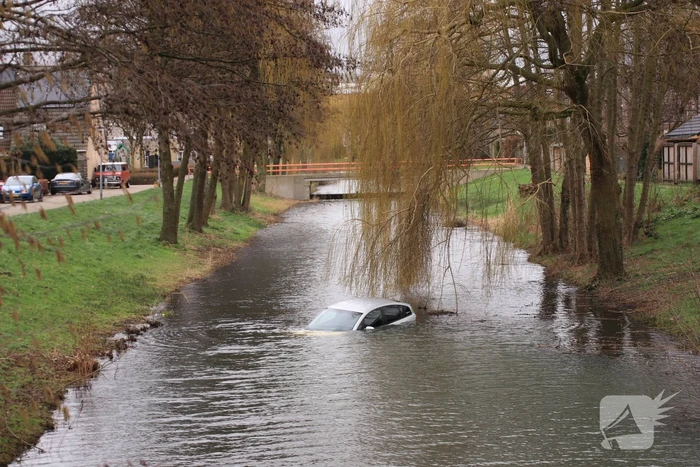 Personenauto belandt in water