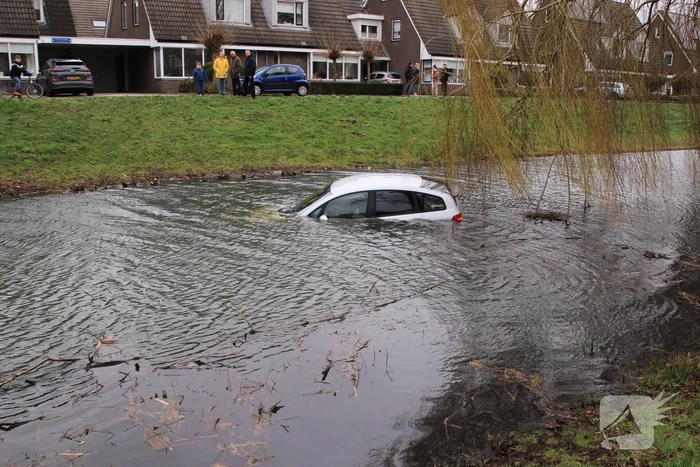 Personenauto belandt in water