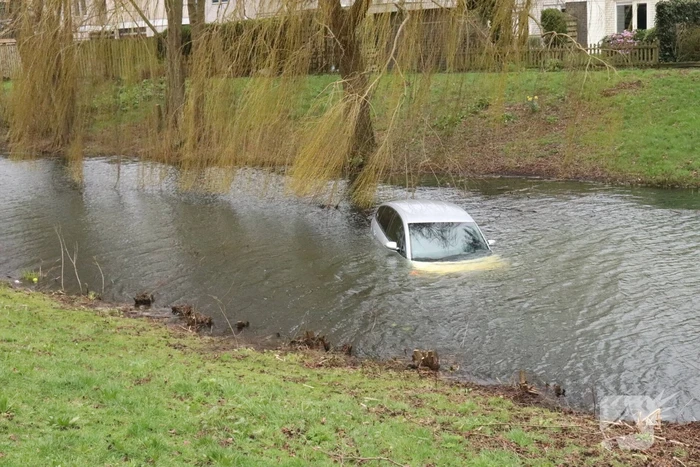Personenauto belandt in water