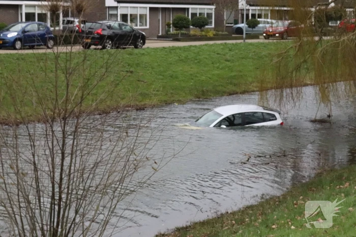Personenauto belandt in water