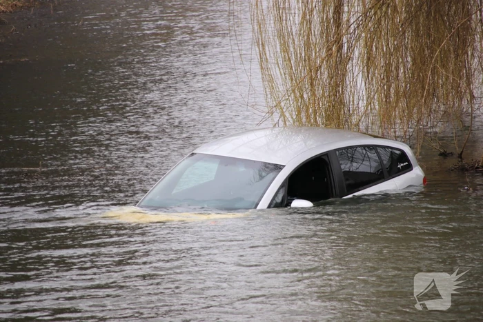 Personenauto belandt in water
