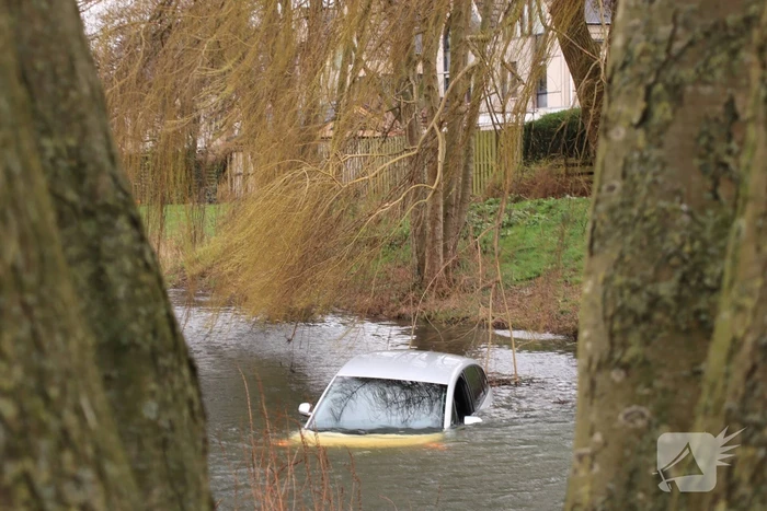 Personenauto belandt in water