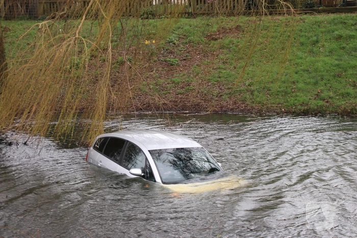 Personenauto belandt in water