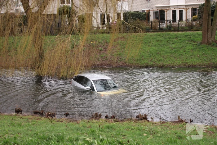 Personenauto belandt in water