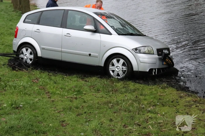 Personenauto belandt in water