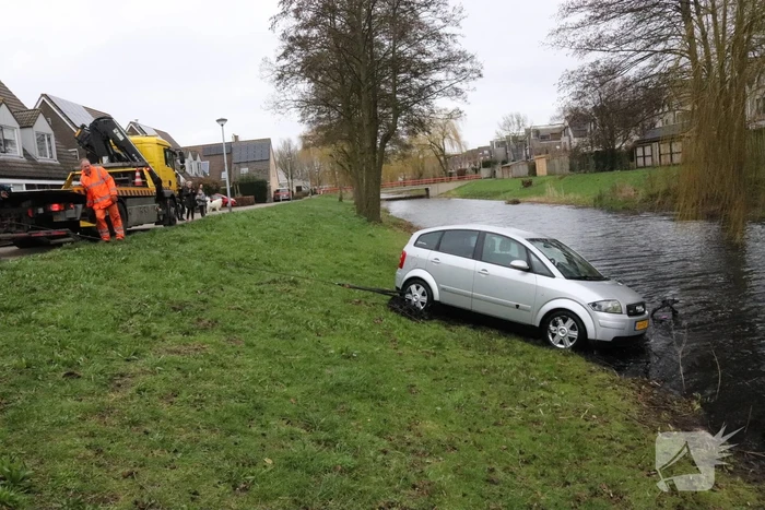 Personenauto belandt in water