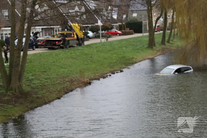 Personenauto belandt in water