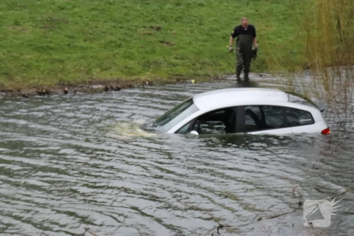 Personenauto belandt in water