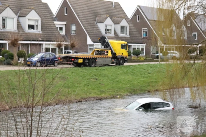 Personenauto belandt in water