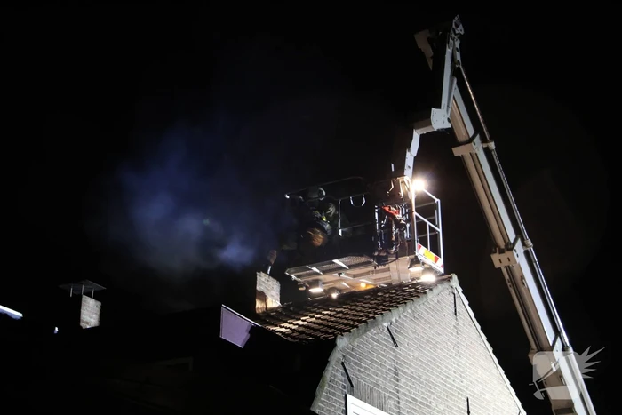 Vonken komen uit schoorsteen