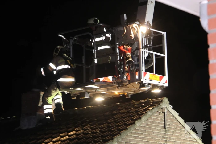Vonken komen uit schoorsteen