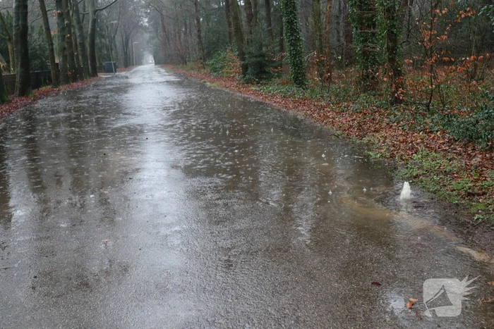 Straat blank na waterleidingbreuk