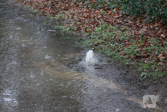 Straat blank na waterleidingbreuk
