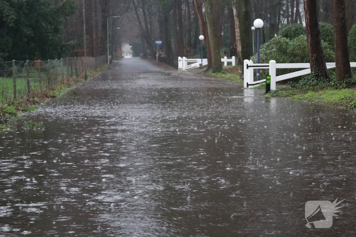 Straat blank na waterleidingbreuk