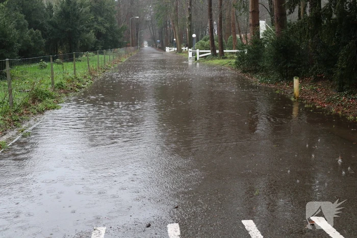Straat blank na waterleidingbreuk