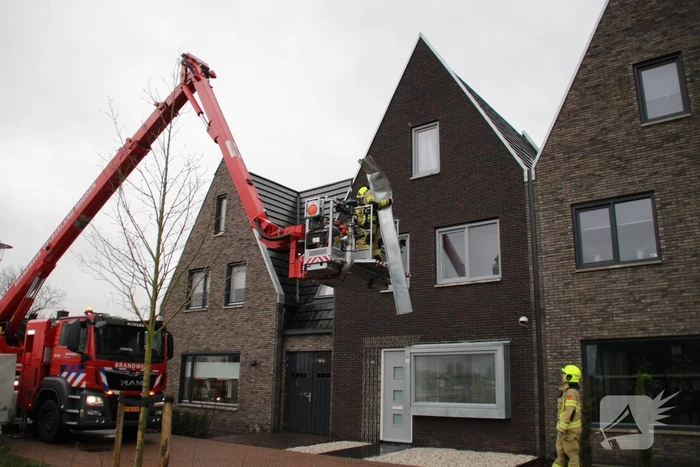 Opnieuw dakrand los door storm