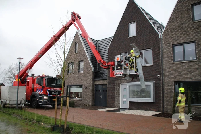 Opnieuw dakrand los door storm