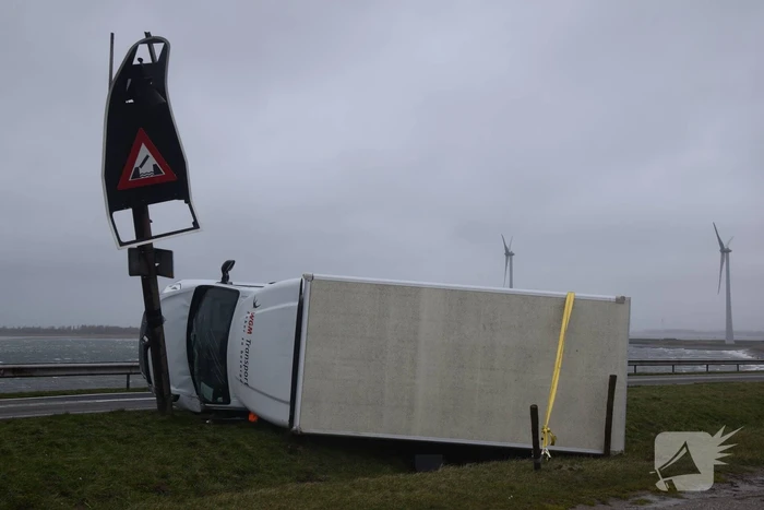 Bakwagen omgewaaid door harde wind