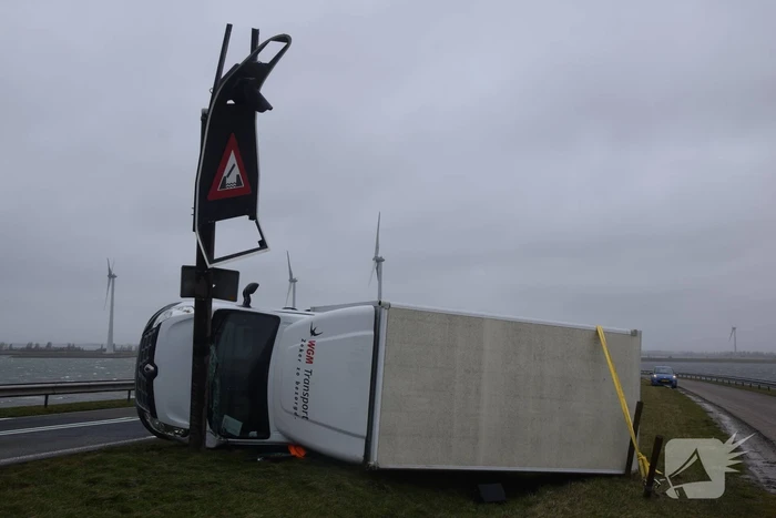 Bakwagen omgewaaid door harde wind