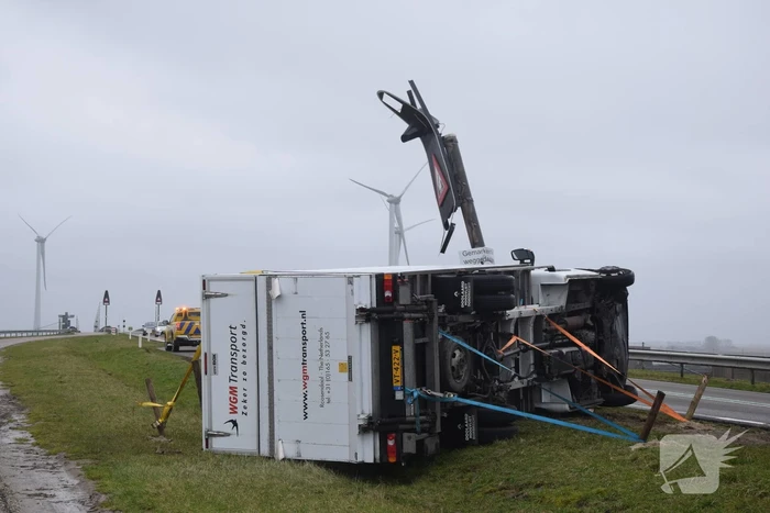 Bakwagen omgewaaid door harde wind