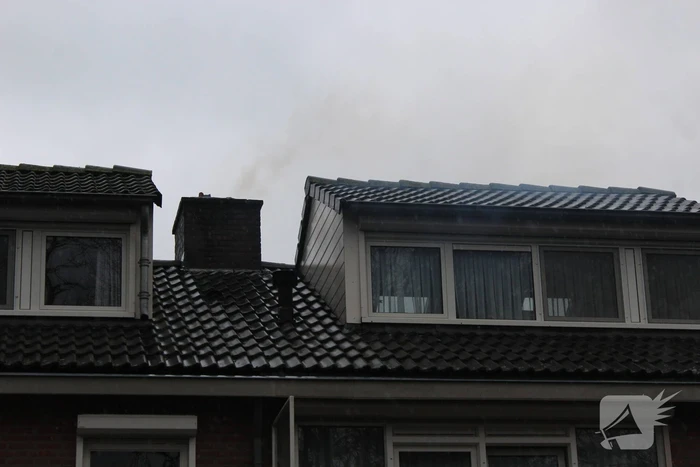 Brandweer veegt schoorsteen na schoorsteenbrand