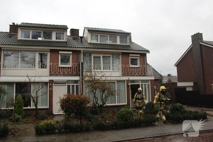 Brandweer veegt schoorsteen na schoorsteenbrand