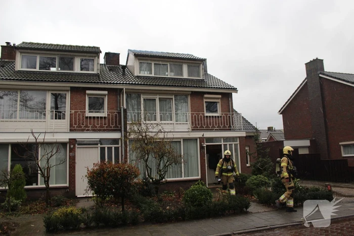 Brandweer veegt schoorsteen na schoorsteenbrand