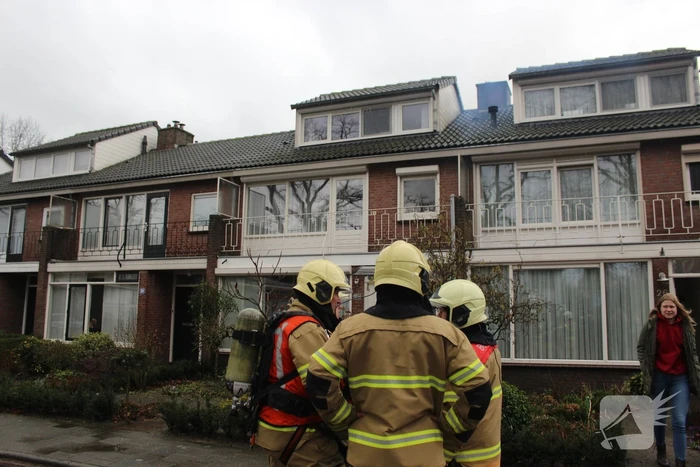 Brandweer veegt schoorsteen na schoorsteenbrand