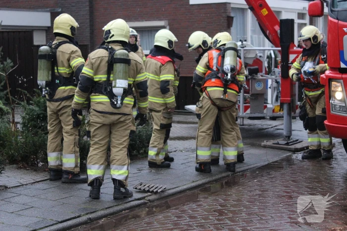 Brandweer veegt schoorsteen na schoorsteenbrand