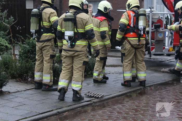 Brandweer veegt schoorsteen na schoorsteenbrand