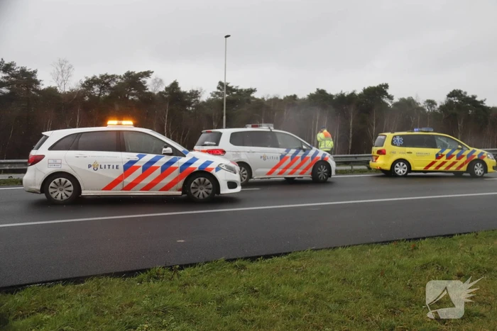 Auto knalt in vangrail van snelweg