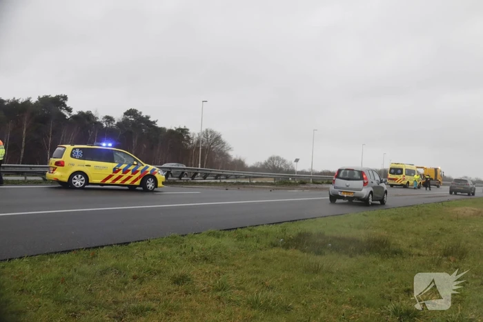 Auto knalt in vangrail van snelweg