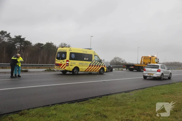 Auto knalt in vangrail van snelweg