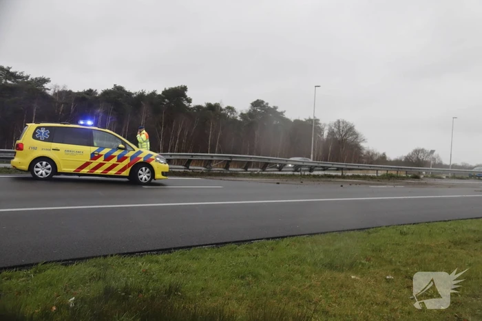 Auto knalt in vangrail van snelweg