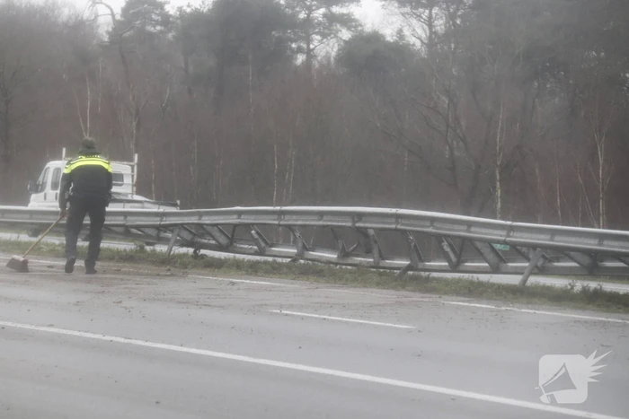 Auto knalt in vangrail van snelweg