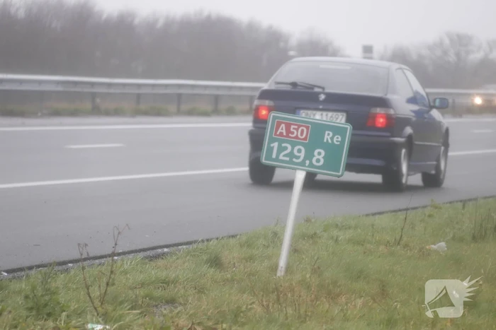 Auto knalt in vangrail van snelweg