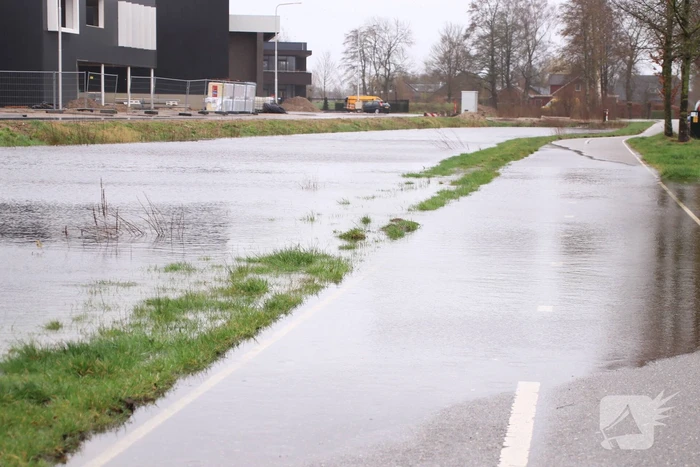Weiland en fietspad volgelopen na fikse regenbui