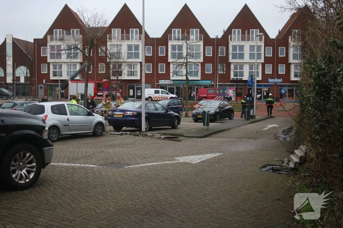Asbestplaten van dak gewaaid, parkeerplaats afgesloten