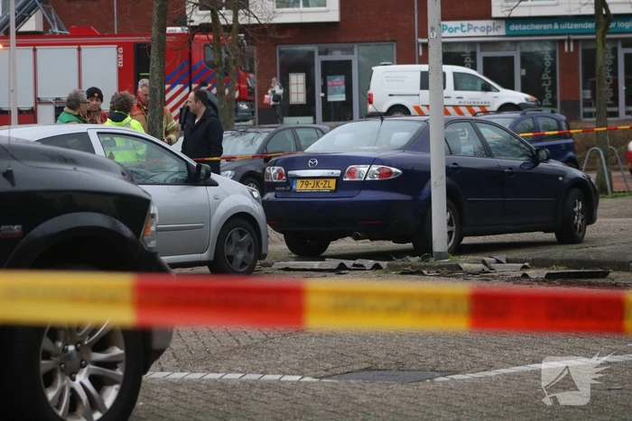 Asbestplaten van dak gewaaid, parkeerplaats afgesloten