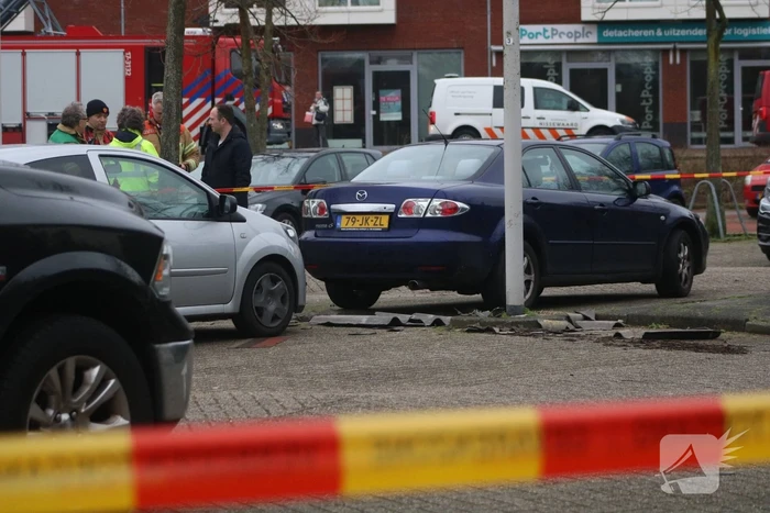 Asbestplaten van dak gewaaid, parkeerplaats afgesloten
