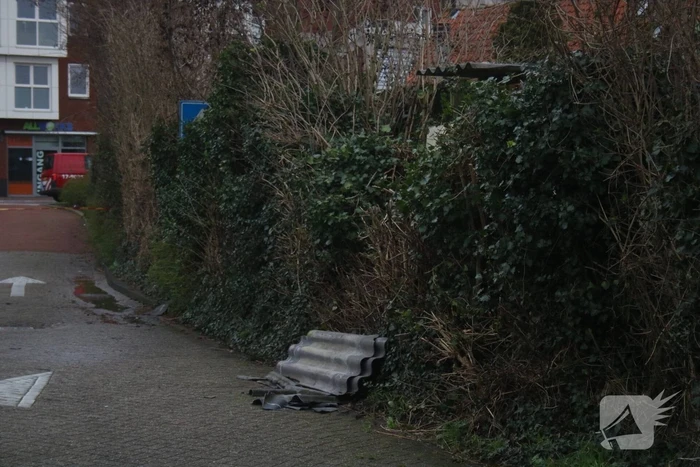 Asbestplaten van dak gewaaid, parkeerplaats afgesloten