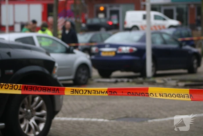 Asbestplaten van dak gewaaid, parkeerplaats afgesloten