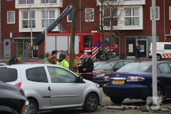Asbestplaten van dak gewaaid, parkeerplaats afgesloten