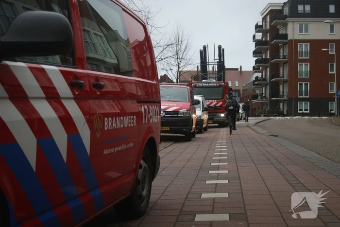 Asbestplaten van dak gewaaid, parkeerplaats afgesloten