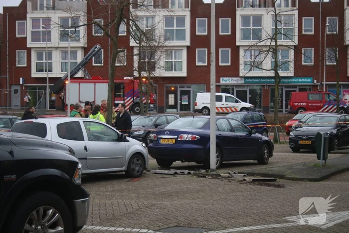 Asbestplaten van dak gewaaid, parkeerplaats afgesloten