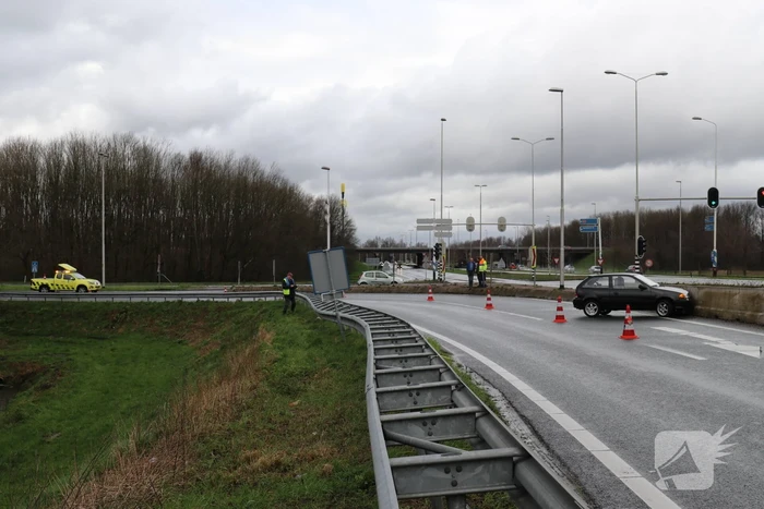 Opnieuw auto in de vangrail in beruchte bocht