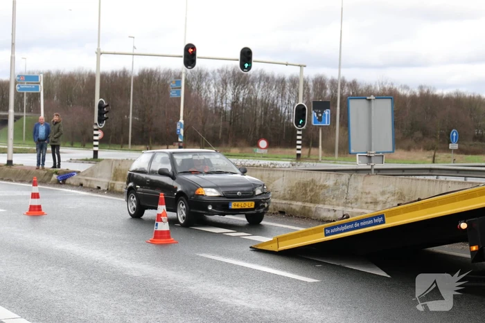 Opnieuw auto in de vangrail in beruchte bocht